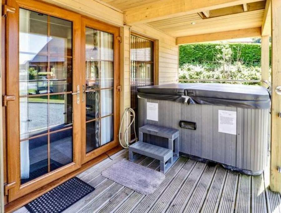 Artro Lodge Luxury 3 Bedroom, 3 Bathroom & Hot Tub Ланбедър Екстериор снимка