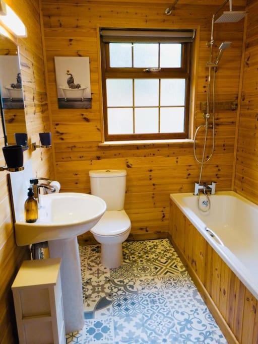Artro Lodge Luxury 3 Bedroom, 3 Bathroom & Hot Tub Ланбедър Екстериор снимка