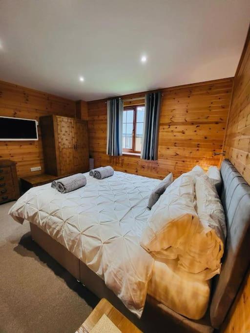 Artro Lodge Luxury 3 Bedroom, 3 Bathroom & Hot Tub Ланбедър Екстериор снимка