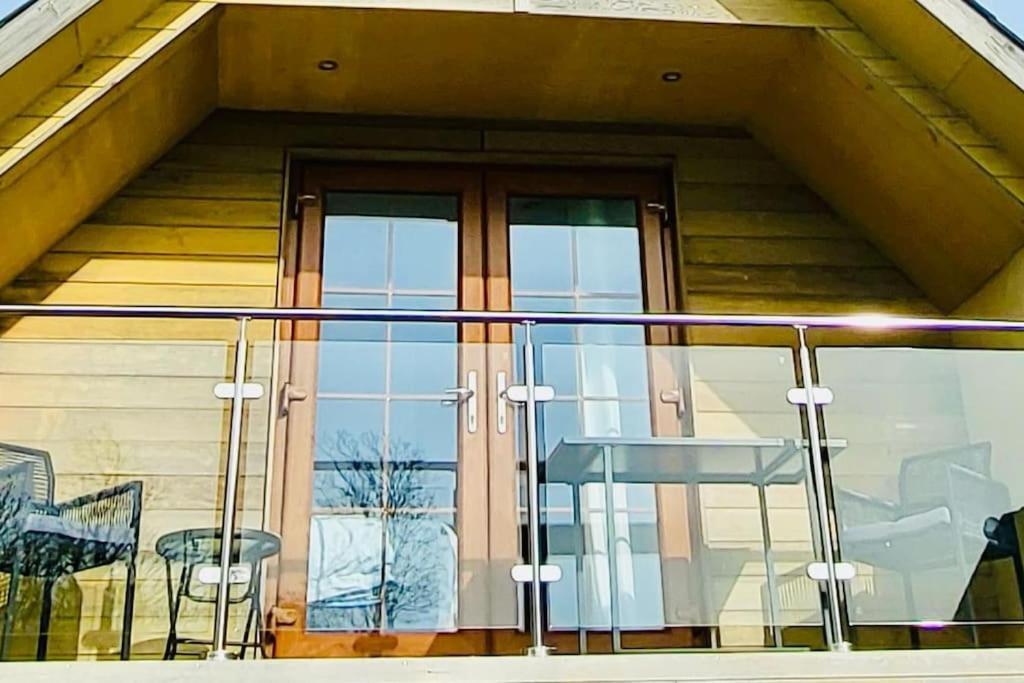 Artro Lodge Luxury 3 Bedroom, 3 Bathroom & Hot Tub Ланбедър Екстериор снимка