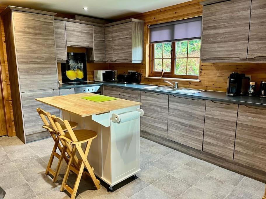Artro Lodge Luxury 3 Bedroom, 3 Bathroom & Hot Tub Ланбедър Екстериор снимка